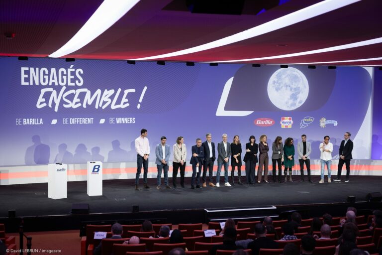 Convention Barilla 2024, plénière Engagés Ensemble, équipe dirigeante sur scène devant écran géant et auditoire.