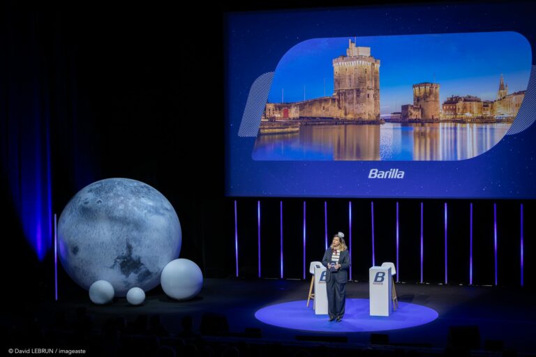 Plénière convention Barilla 2026, scénographie lune géante et écran La Rochelle, production événementielle B2B