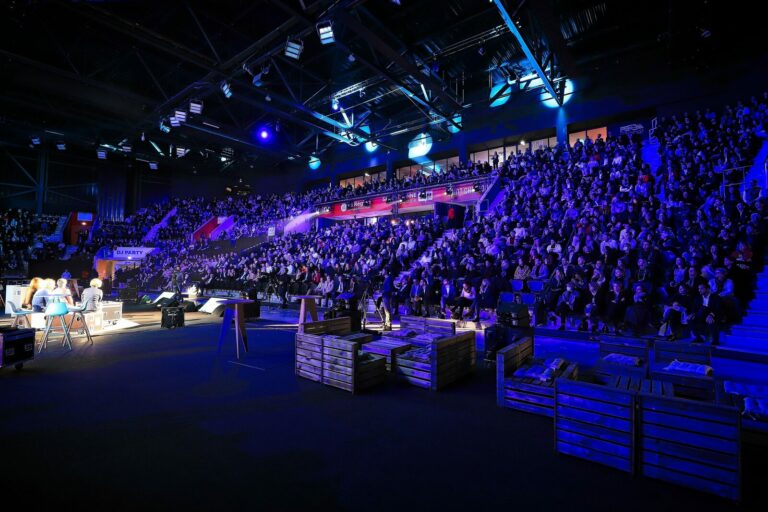 Convention CALHL 2022 Credit Agricole en plenière à l'Arena de Saint-Chamond, scénographie lumière bleue et public en tribunes
