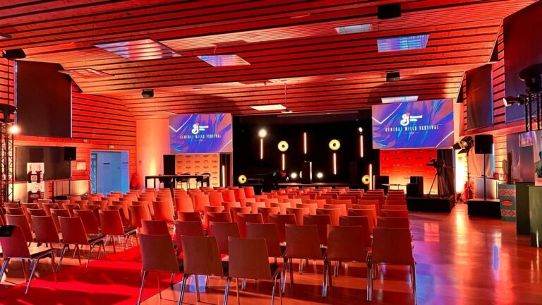 Plénière convention General Mills Festival, scénographie LED rouge, scène centrale et assise théâtre pour séminaire corporate B2B.