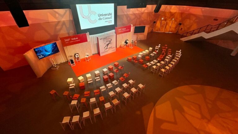 Vue plongeante convention Sopra Universite du Conseil 2024, scene orange, plenière entreprise, scénographie TDN