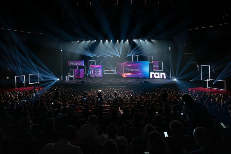 Convention Sopra Steria 2023, plénière en salle comble avec scénographie LED et régie lumière par TDN