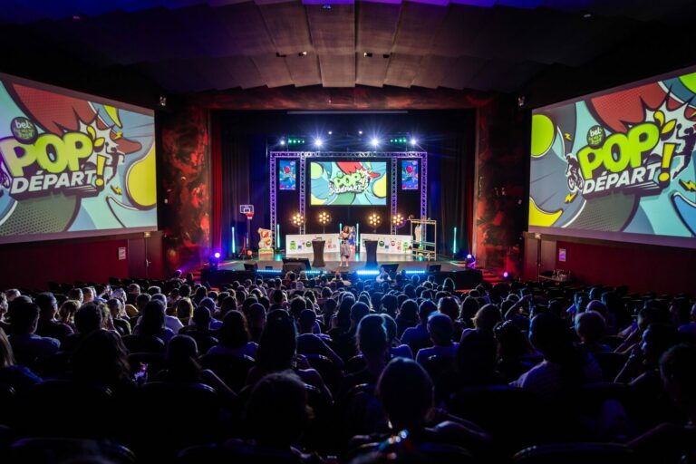 Convention BEL France 2024 Pop Depart, pleniere en salle de spectacle avec ecrans LED et public nombreux