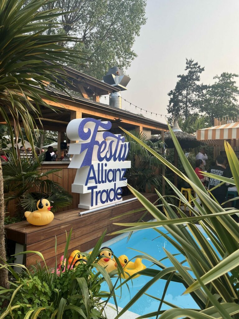 Scenographie Festi'Allianz Trade 2025, bar en bois, piscine et canards, ambiance festival corporate