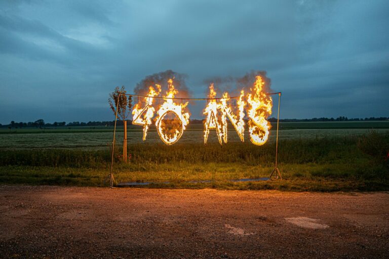 Scenographie pyrotechnique 40 ans en lettres de feu, soiree anniversaire corporate VIDAL 2024, production evenementielle TDN