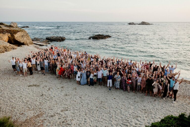 Photo de groupe collaborateurs BEL France 2023 sur plage des Embiez, convention entreprise séminaire bord de mer