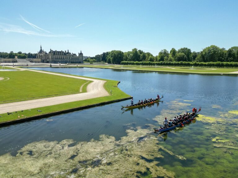 Team building dragon boat sur le Grand Canal du Chateau de Chantilly lors du seminaire BEL IMPACT 2025
