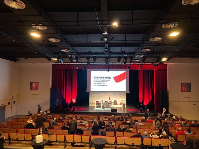 Assemblée Générale Crédit Agricole Ile de France pour ma Caisse locale du Louvre, région Paris, avec écran et stèles